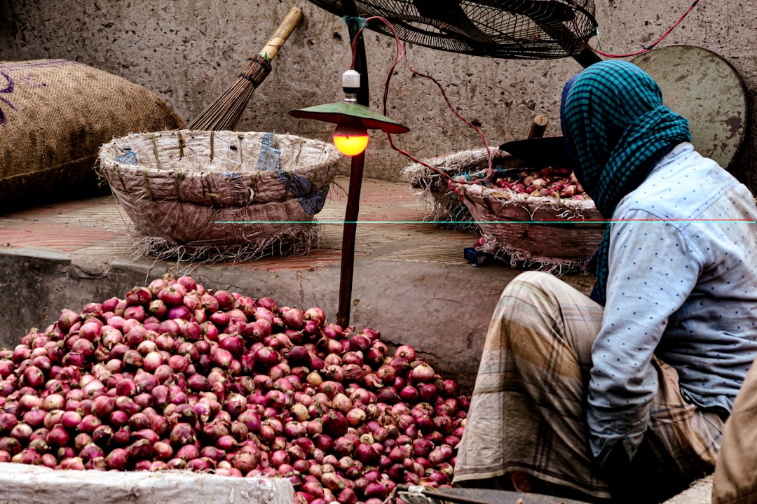 Producteur auprès de paniers de produits agricoles destinés à la collecte