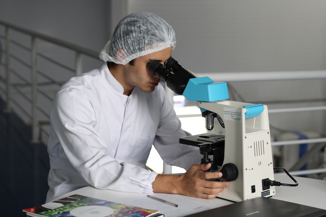 Technicien réalisant un contrôle en laboratoire