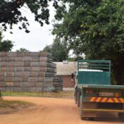 Camion de distribution circulant sur une route rurale